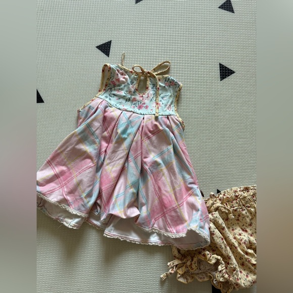 Cheeky Plum|Baby girl,toddler pastel Floral matching set Short sleeve & bloomers - Picture 4 of 9